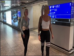 Lara-CumKitten – PUBLIC PISS im Airport – Wir müssen beide SOO NÖTIG