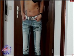 LinaLenz – Jeans piss im Flur in Gummistiefeln